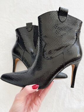 SHU SHOP Black Snakeskin
Embossed Stiletto Ankle Booties size 8